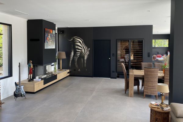 peinture et pose de stickers z&egrave;bre dans un salon 